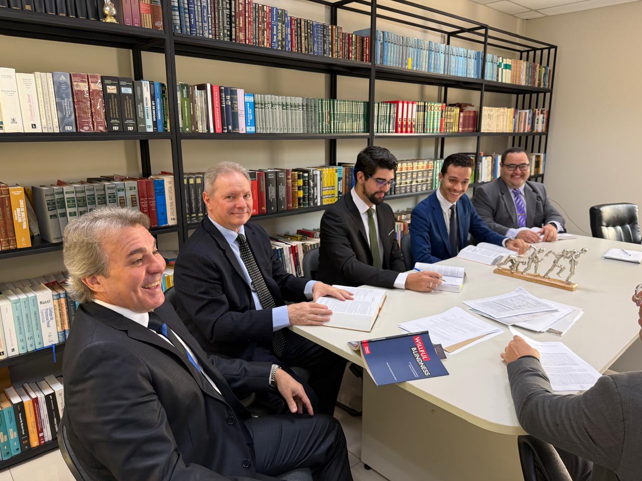 Equipe reunida na biblioteca do escritório